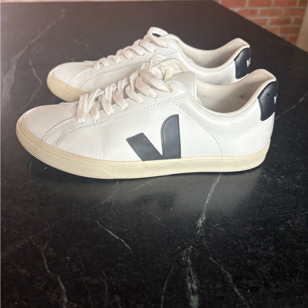 Veja Womens Esplar Sneaker in Extra White & Black 6. Great used condition!